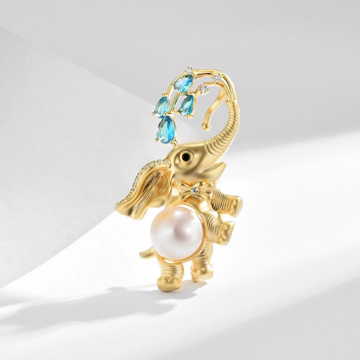 Animal Brooches for Women Gold-Plated Panda/Bee/Snake/Elephant Pearl Brooch Lapel Pin Rhinestone Animals Brooch Jewelry for Mom Wife