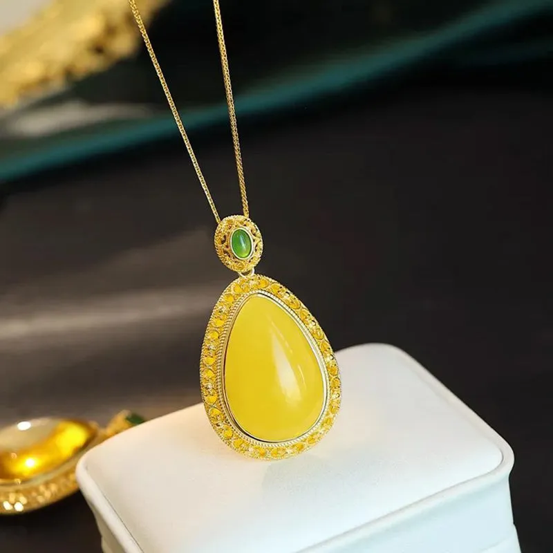 Elegant Lucky Flower Pendant Necklace