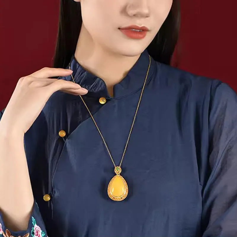Elegant Lucky Flower Pendant Necklace
