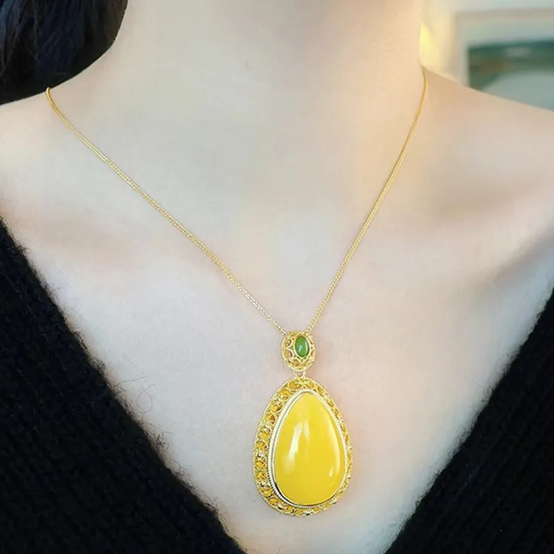 Elegant Lucky Flower Pendant Necklace
