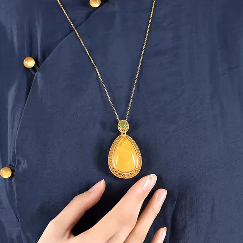 Elegant Lucky Flower Pendant Necklace