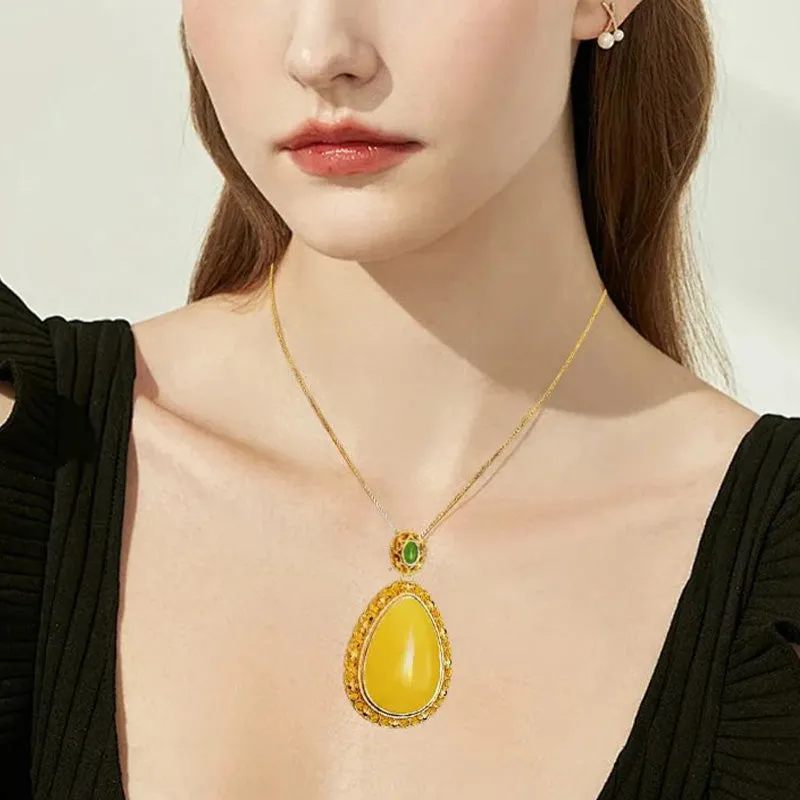 Elegant Lucky Flower Pendant Necklace
