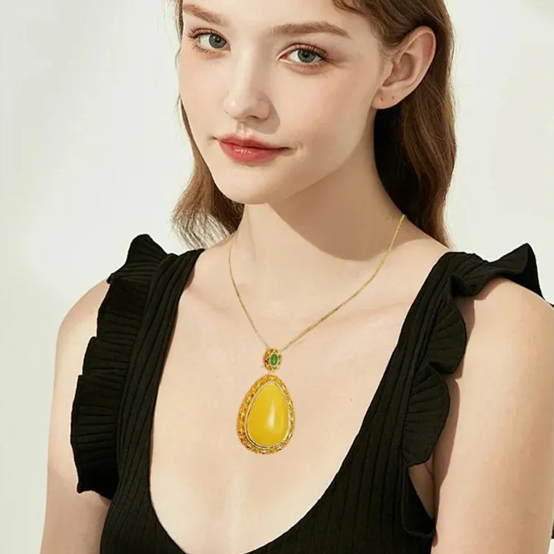 Elegant Lucky Flower Pendant Necklace